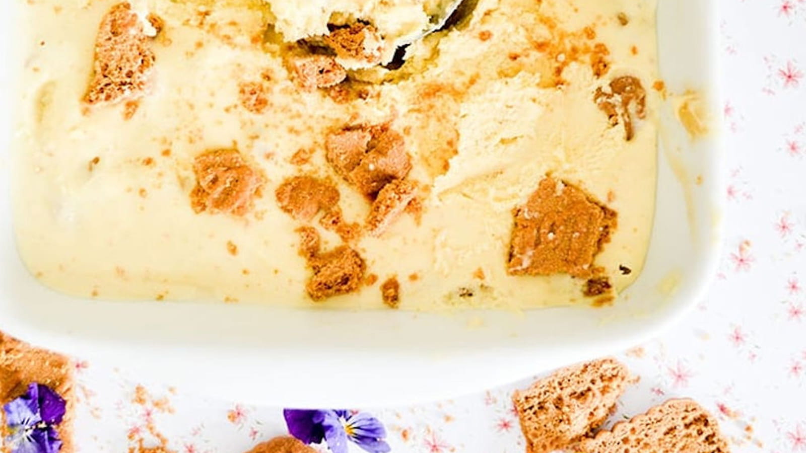 Glace au miel d'Oku et brisures de spéculoos
