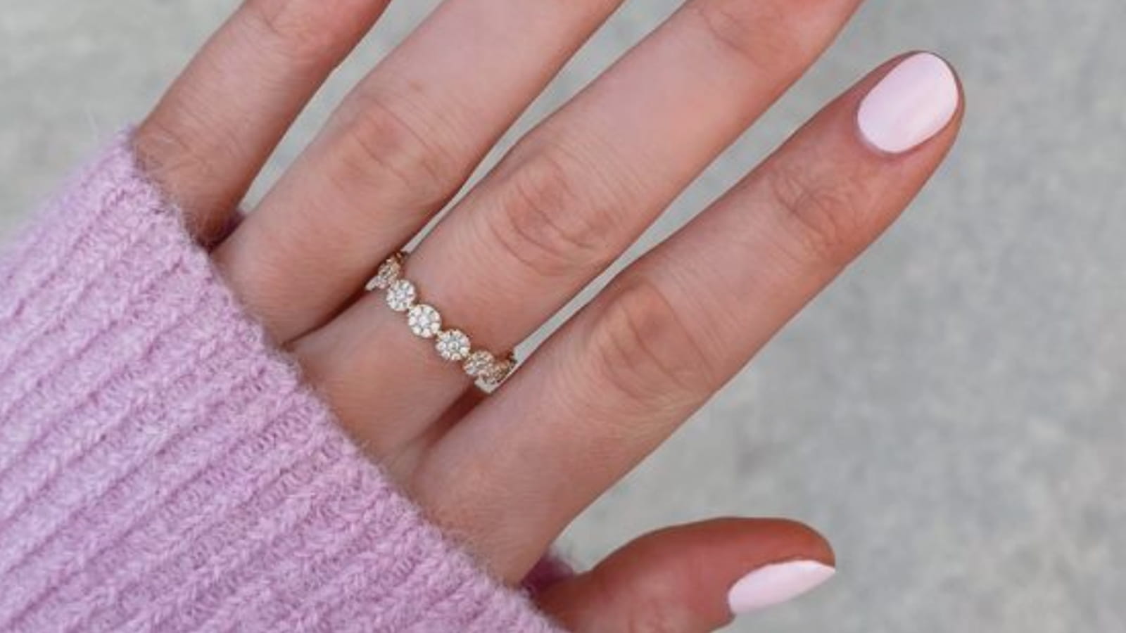 Une manucure rose romantique