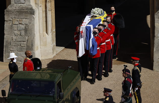 Le cercueil entre dans la Land Rover Defender