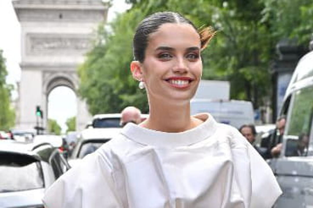 Sara Sampaio en robe blanche à détails de dentelle au défilé Viktor