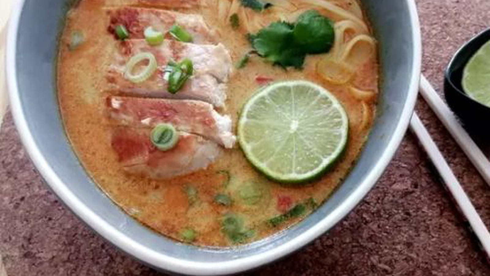 Soupe thaï au curry, lait de coco, nouilles et poulet