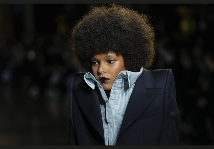 Les l&egrave;vres fonc&eacute;es de Viktor &amp; Rolf