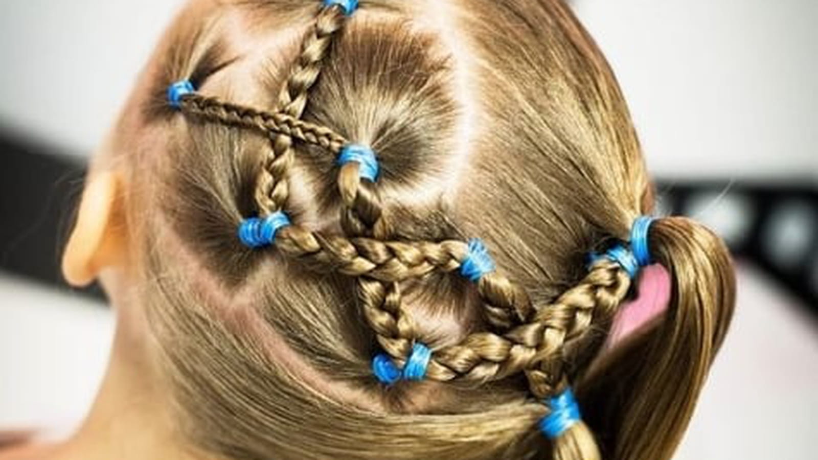 Une coiffure géométrique