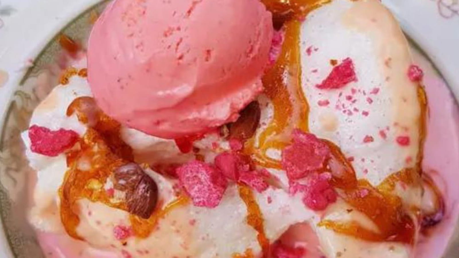 Oeufs à la neige aux pralines roses