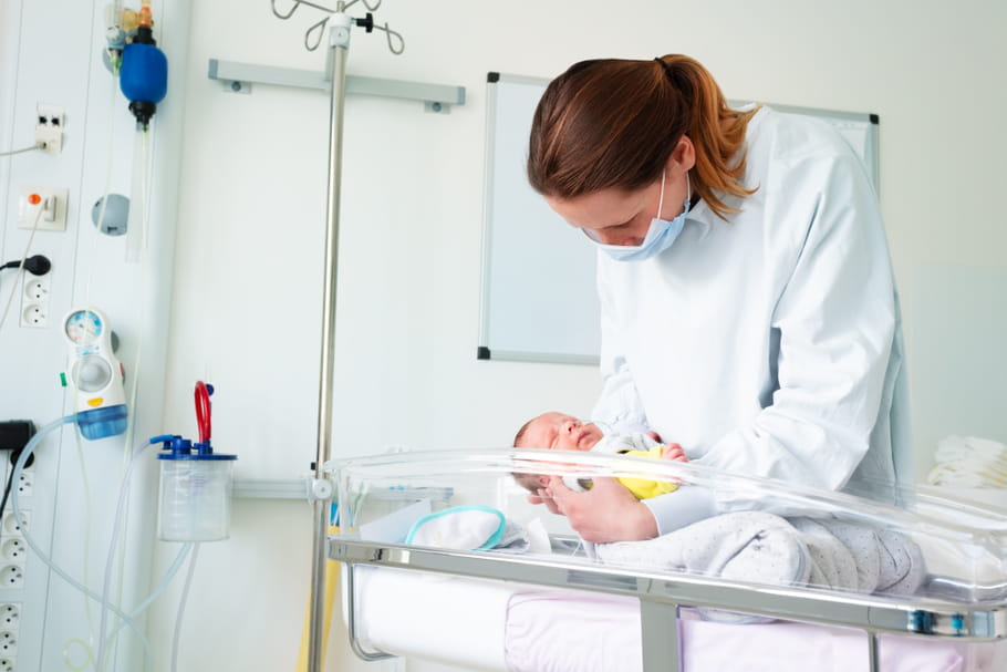 La présence des parents de bébé prématuré recommandée en néonatologie