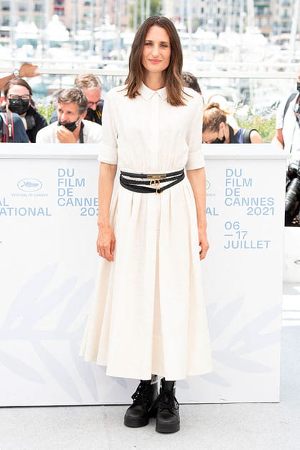 Camille Cottin en robe blanche façon chemise