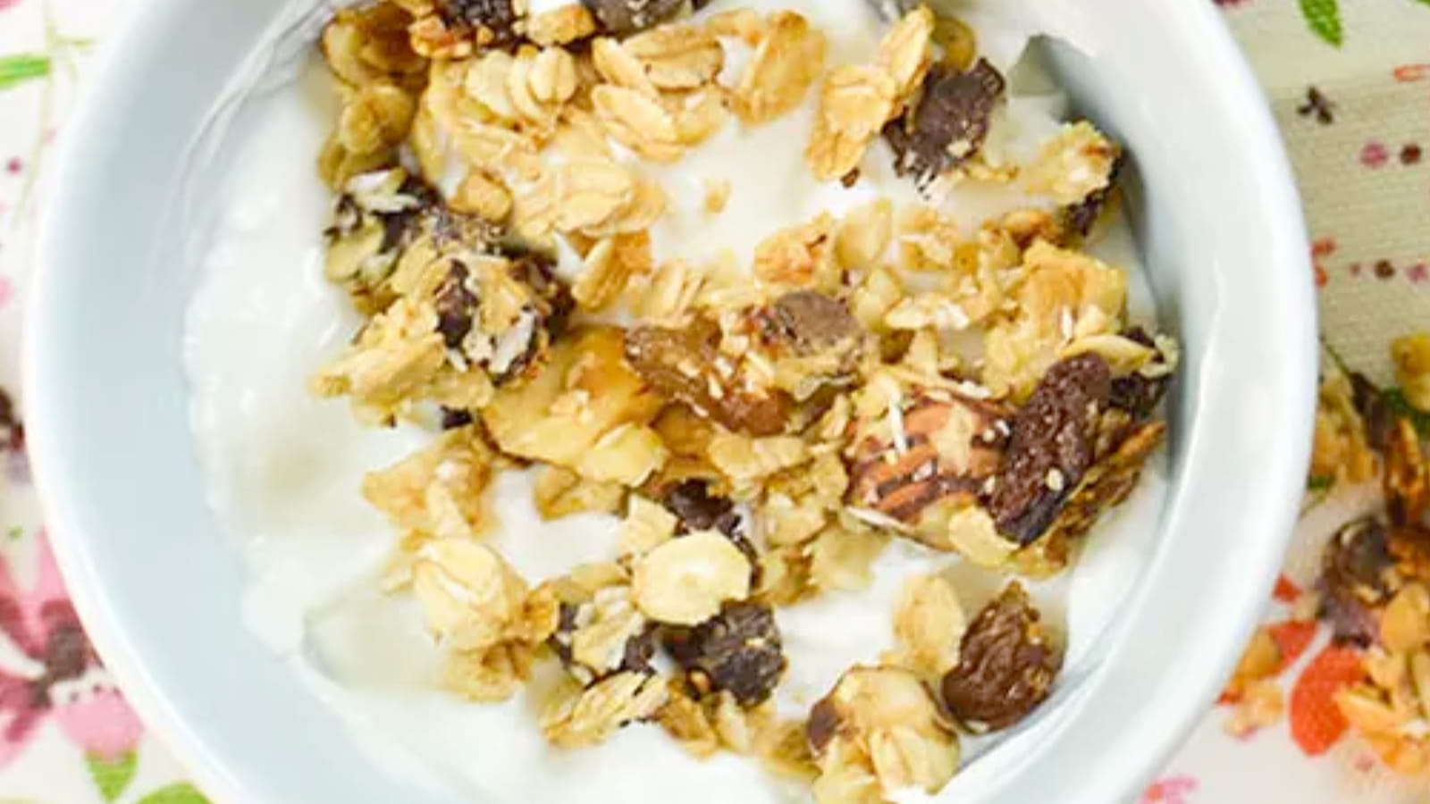 Granola maison aux pépites de chocolat, raisins secs, noix et noisettes
