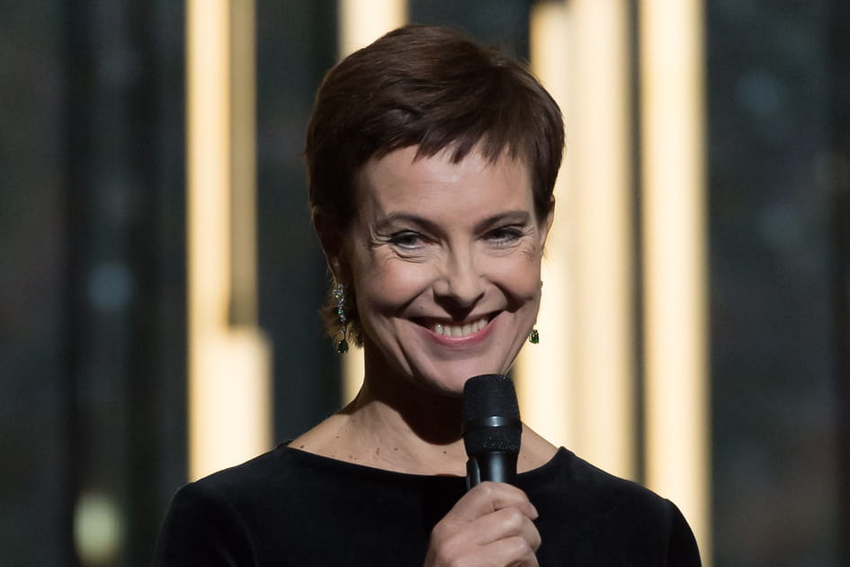 Carole Bouquet, affirm&eacute;e avec son coupe courte