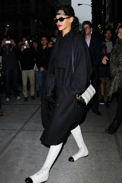Rihanna en parka noire et cuissardes plates