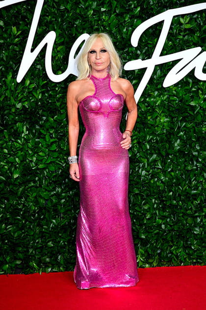 Donatella Versace en robe moulante fuchsia