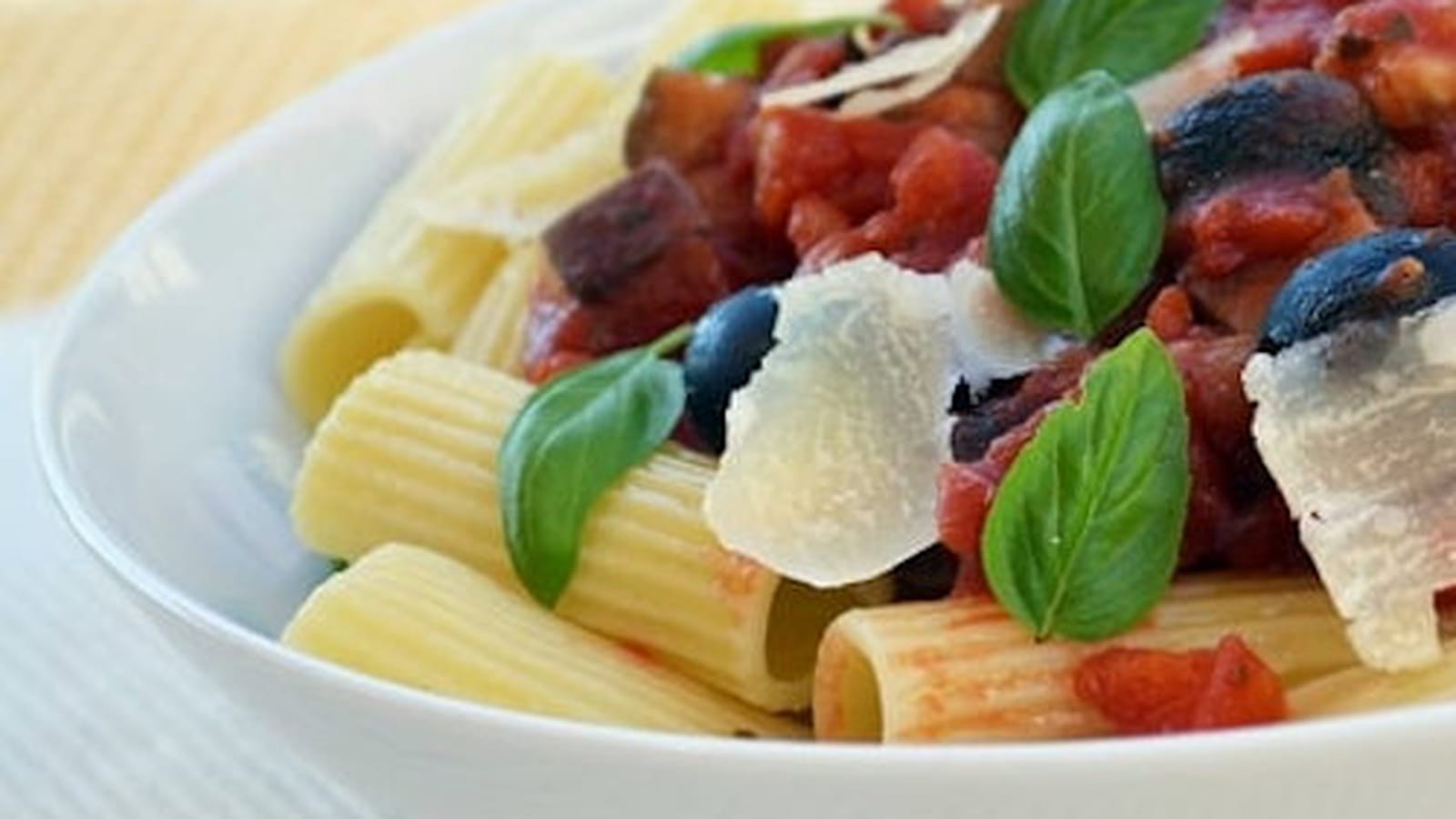Pâtes rigatoni sauce aux tomates, aubergines et courgettes