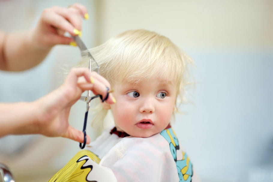 Et si bébé avait besoin d’une coupe de cheveux ?