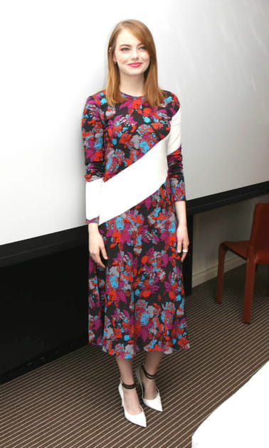 Emma Stone en robe midi fleurie Givenchy