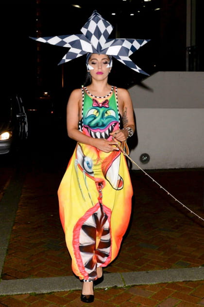 Lady Gaga en top multicolore et pantalon style sarouel &agrave; motifs