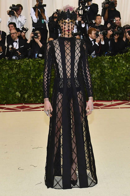 Cara Delevingne en robe longue noire à détails ajourés