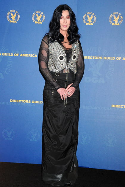 Cher en jupe longue noire et top fantaisie argenté