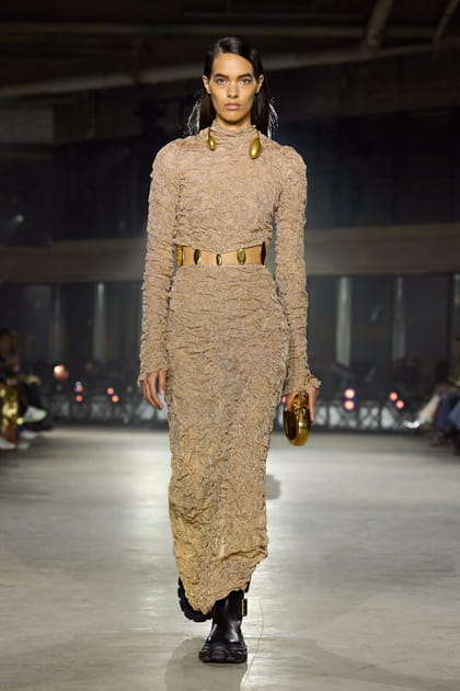 Robe fronc&eacute;e nude aper&ccedil;ue sur le d&eacute;fil&eacute; Simkhai