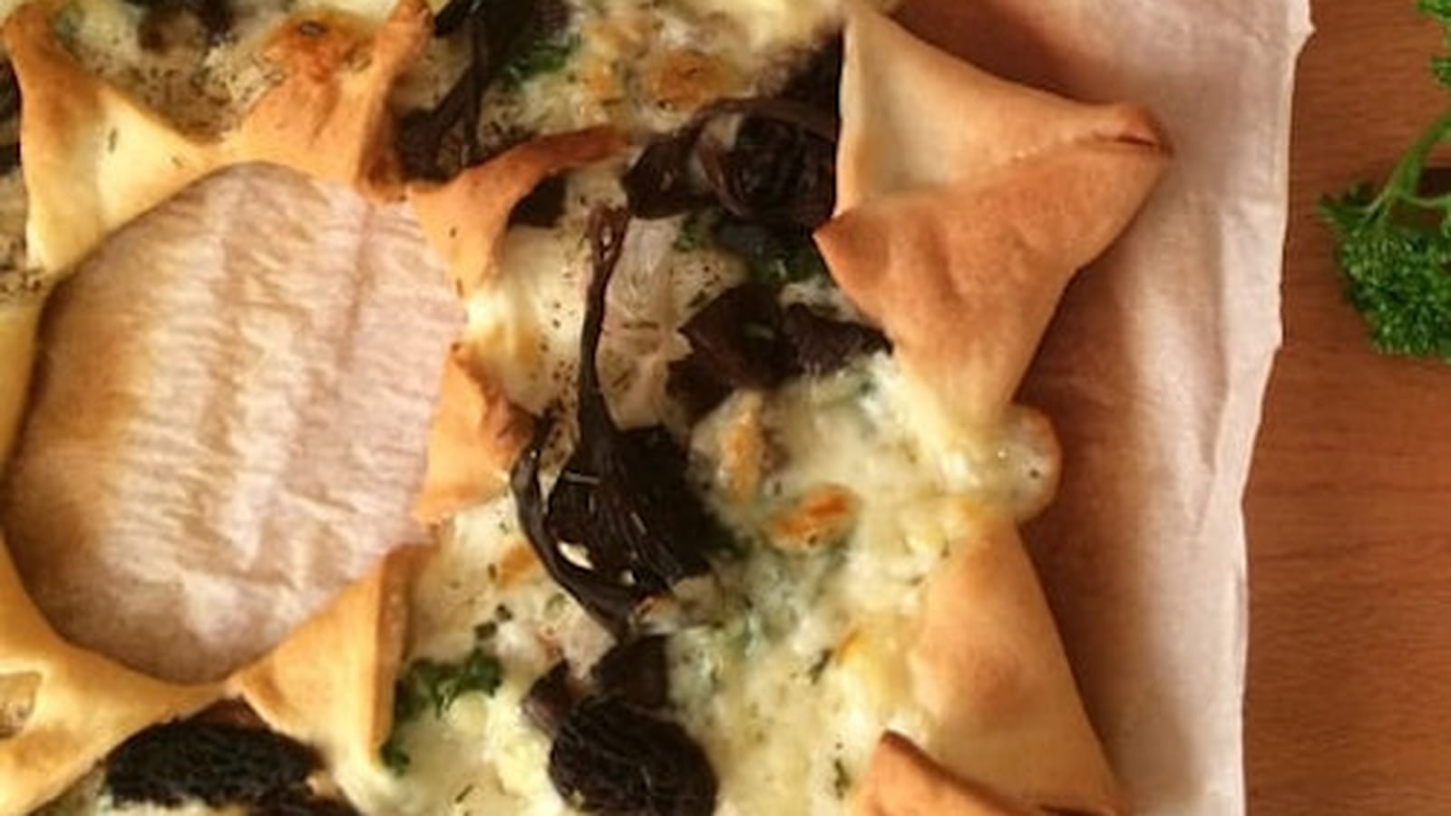 Pizza étoile forestière aux morilles et chanterelles
