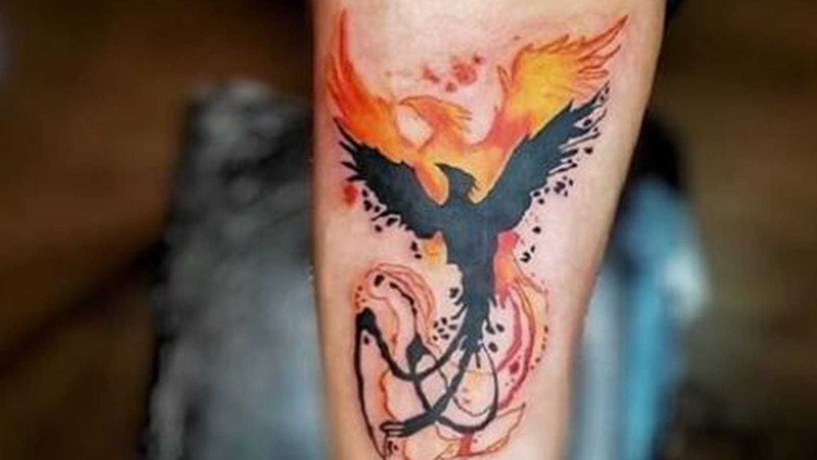 Phoenix en feu sur l'avant-bras