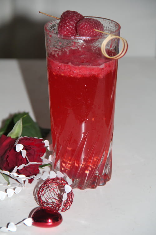 Cocktail au Cointreau, champagne, framboises et gingembre