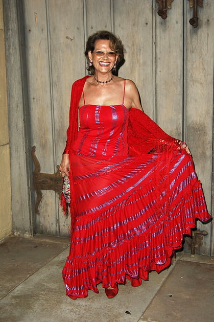 Claudia Cardinale en robe rouge