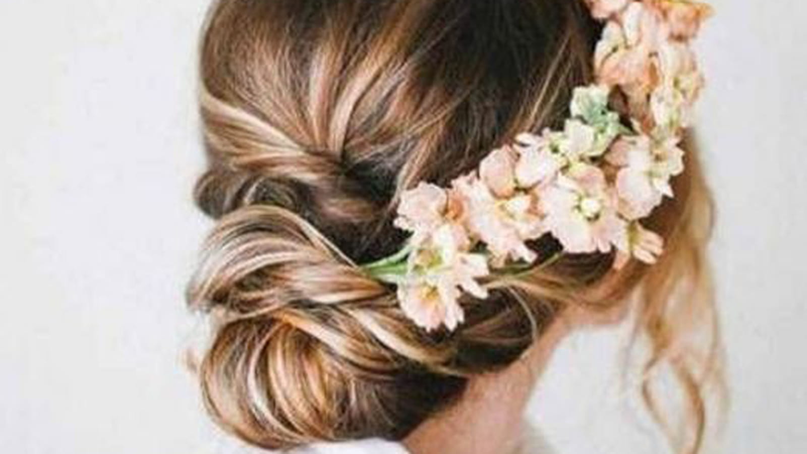 Chignon enroulé bohème avec fleurs