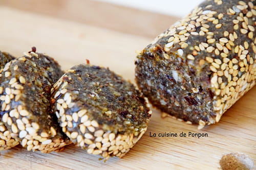 Barre aux pruneaux, amandes, noix de cajou et spiruline, sans cuisson, vegan