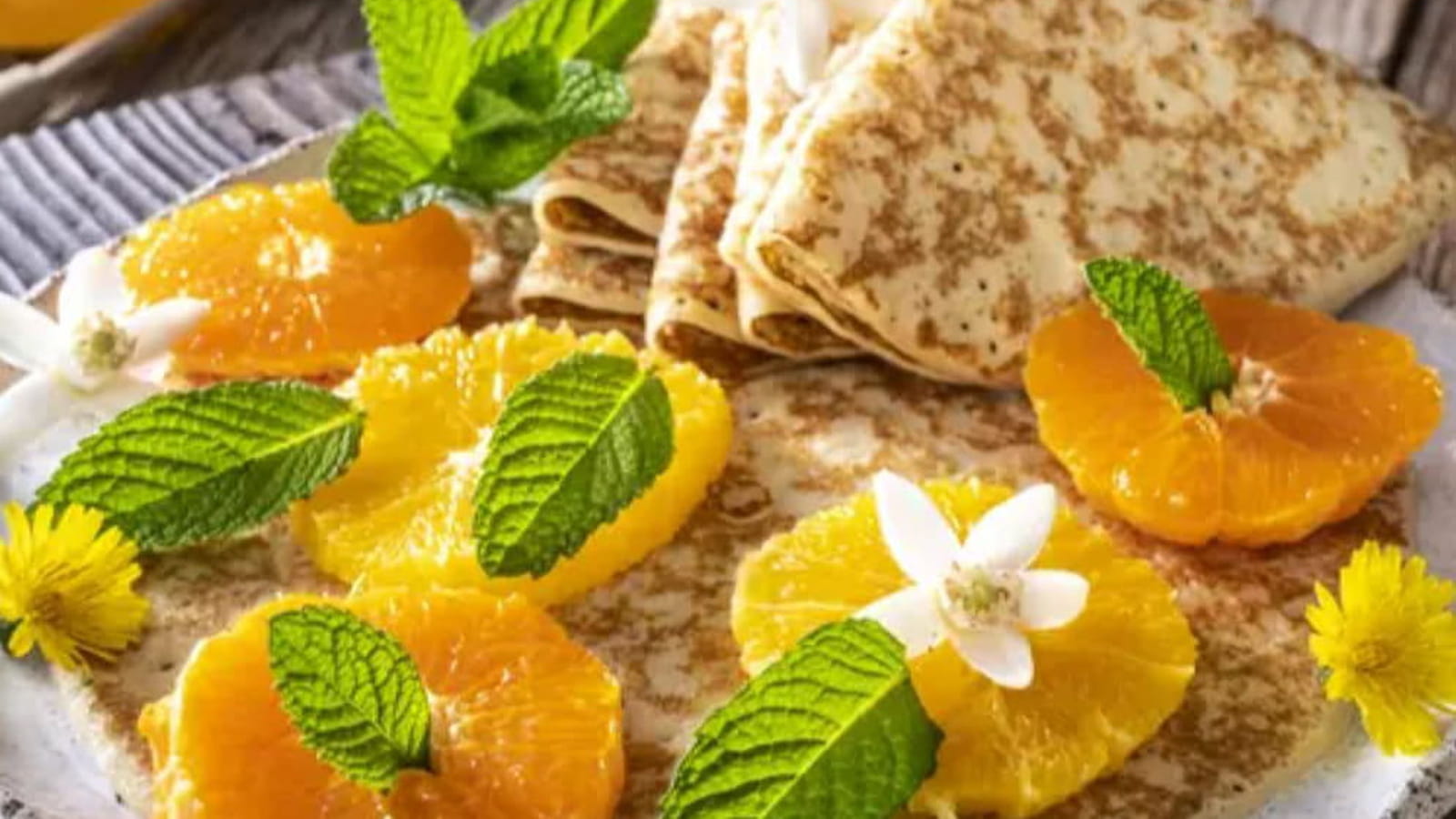 Crêpes citronnées à l’orange, aux baies et à la crème de cacao