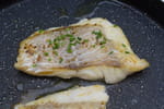 L'astuce de chef pour cuire le poisson à la poêle sans qu'il accroche !