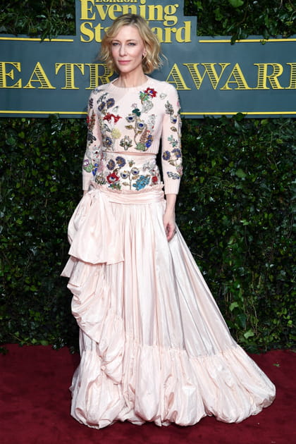 Cate Blanchett en robe cr&egrave;me brod&eacute;e de fleurs Alexander McQueen