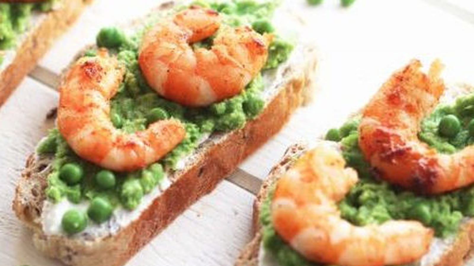 Tartines au houmous de petits pois, fromage de chèvre frais et crevettes