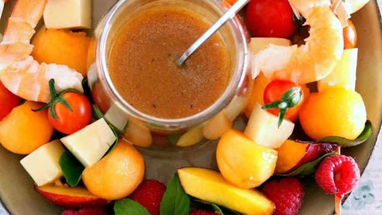 Petites brochettes estivales et vinaigrette à la pêche
