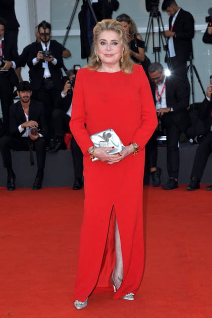 Catherine Deneuve en robe longue rouge