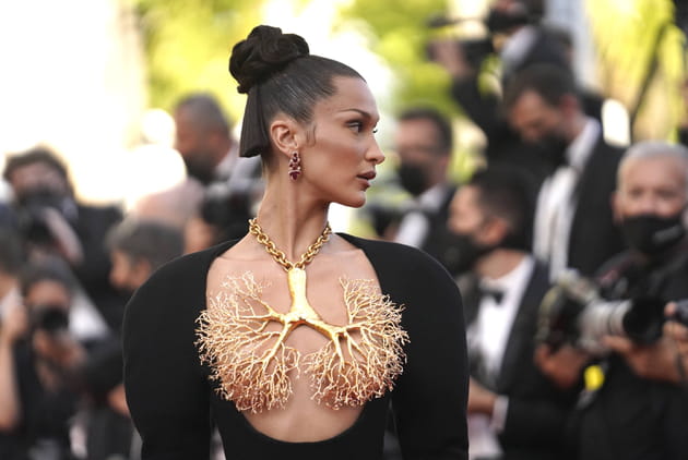 Bella Hadid nous offre ses poumons