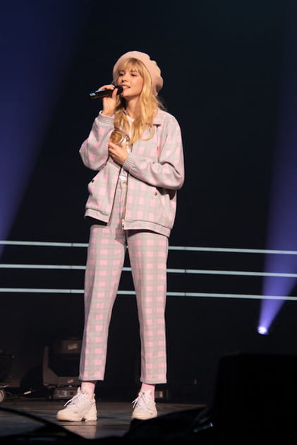 Angèle en ensemble à carreaux