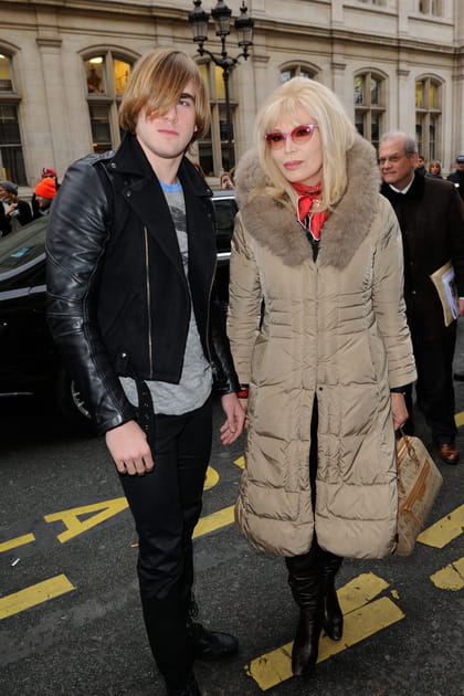 Amanda Lear, bien accompagnée au défilé Jean Paul Gaultier