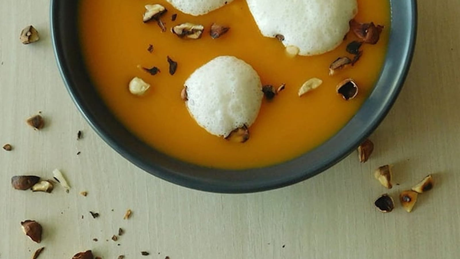 Velouté de butternut à la mousse de noisettes