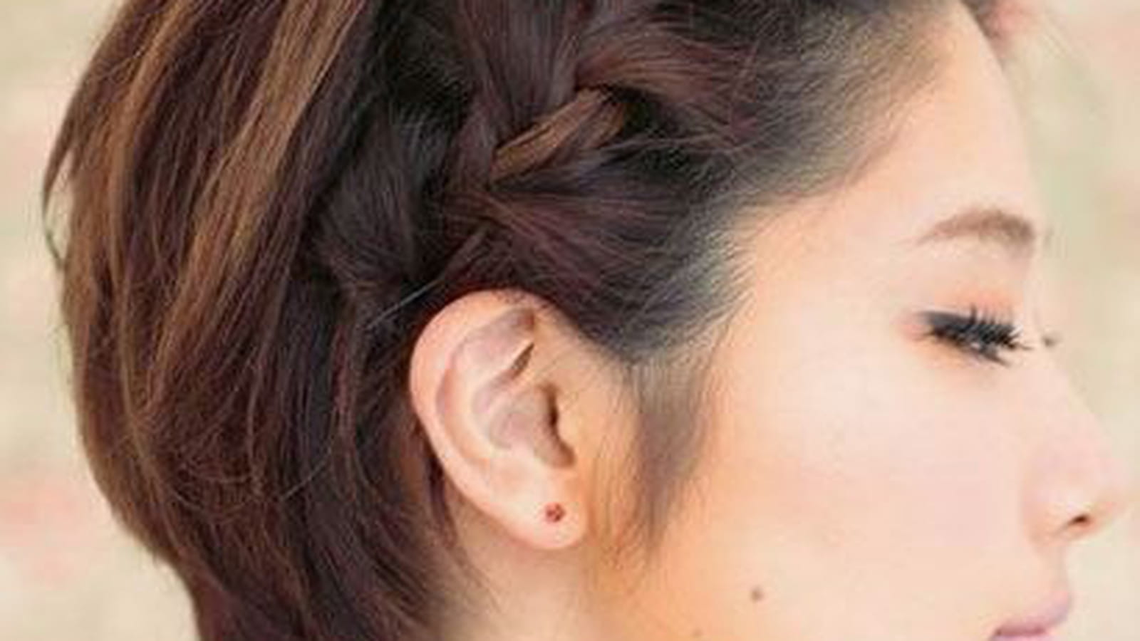 La tresse spéciale cheveux courts 