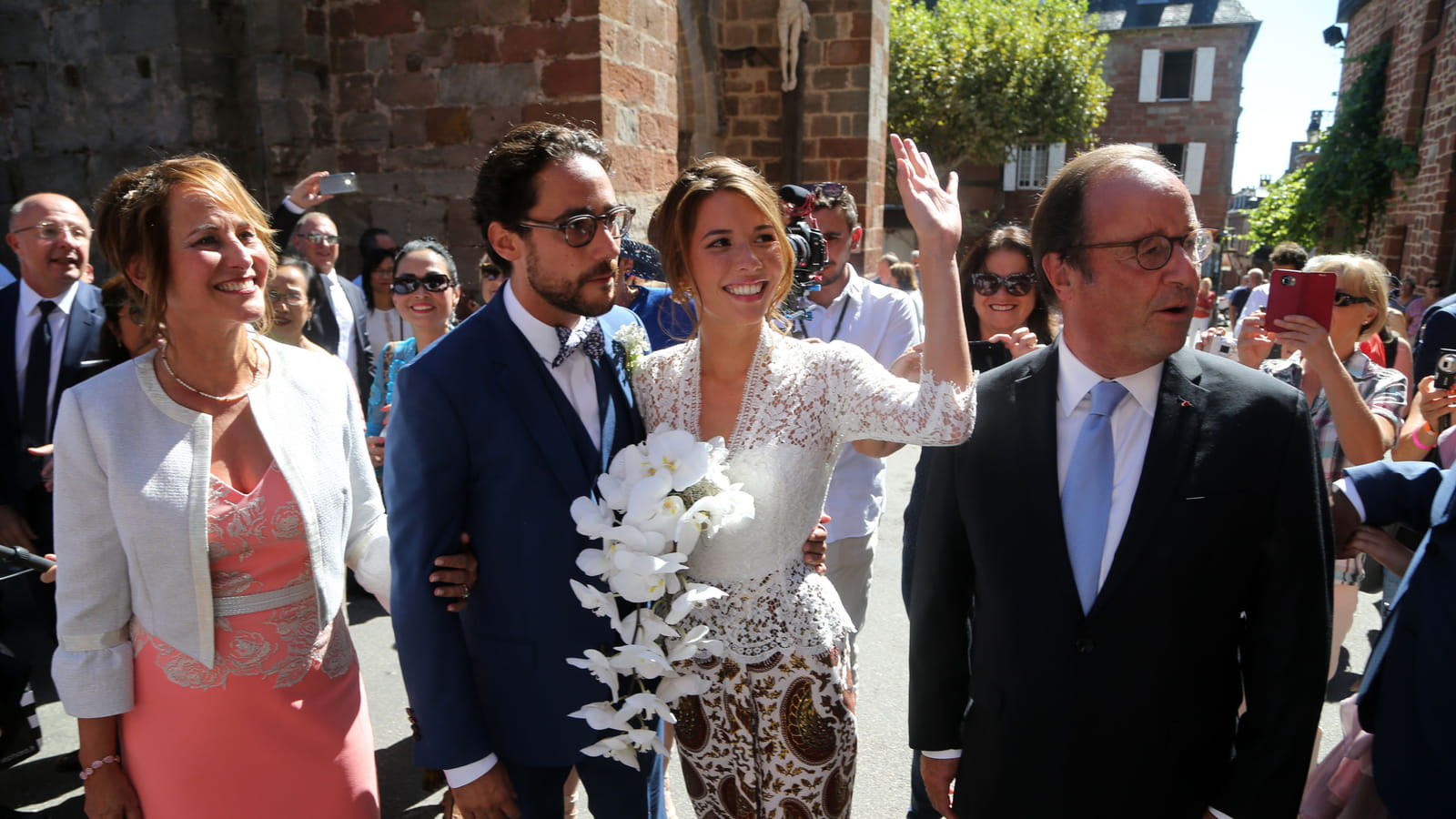 Les mariés, entourés de Ségolène Royal et François Hollande