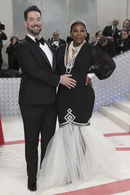 Serena Williams en robe noire et blanch Gucci et Alexis Ohanian en smoking noir