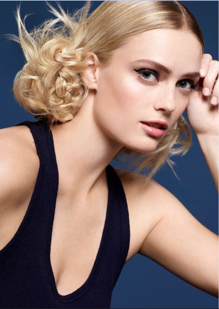 Chignon flout&eacute;