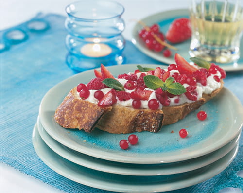 Tartines de crème fouettée aux fruits rouges et menthe fraîche