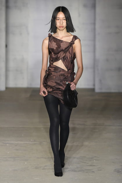 Robe en jacquard marron ajour&eacute;e aper&ccedil;ue sur le d&eacute;fil&eacute; Puppets and Puppets