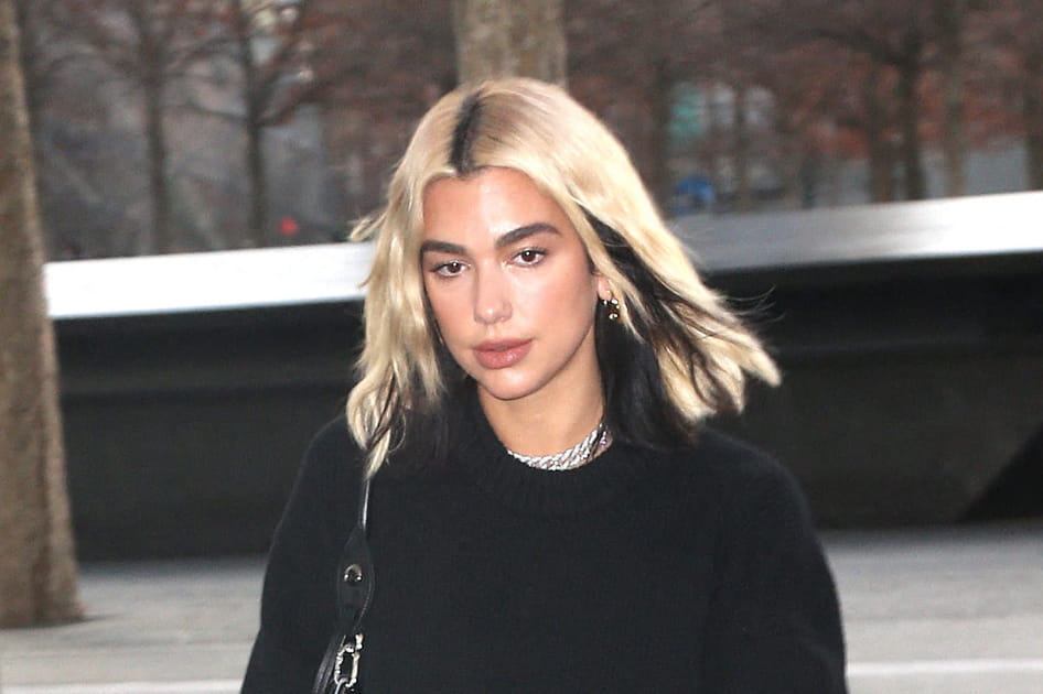 Le carr&eacute; mi-long blond aux racines brunes de Dua Lipa