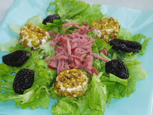 Salade au chèvre, pruneaux et bacon