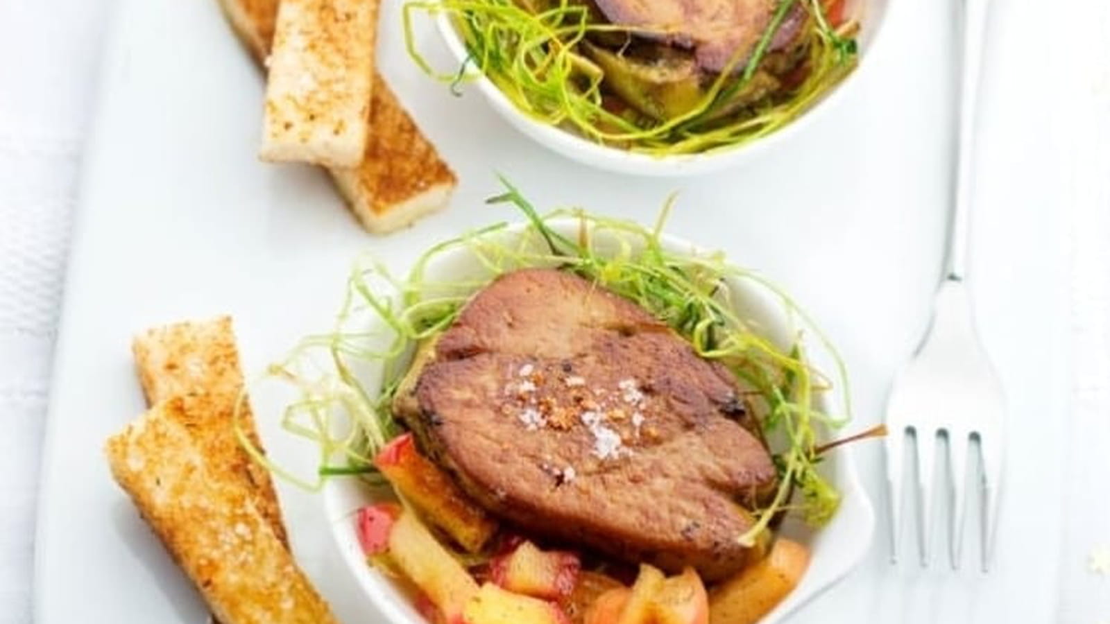Foie gras poêlé aux pommes caramélisées au sel