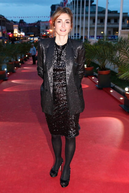 Julie Gayet en robe noire paillet&eacute;e et escarpins