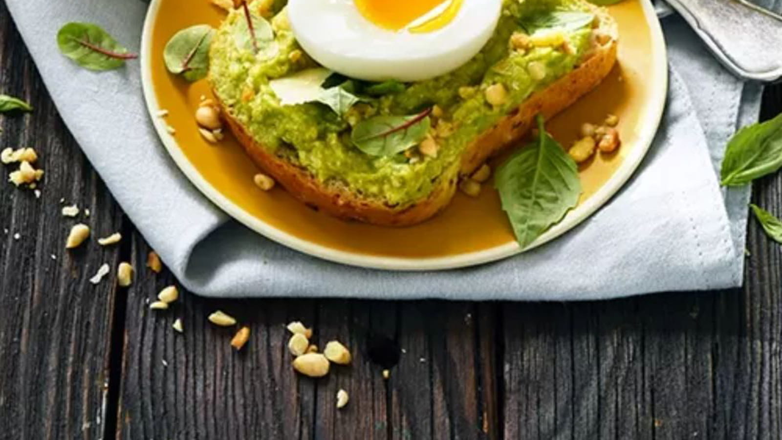Toast à l'avocat, pesto et oeuf mollet