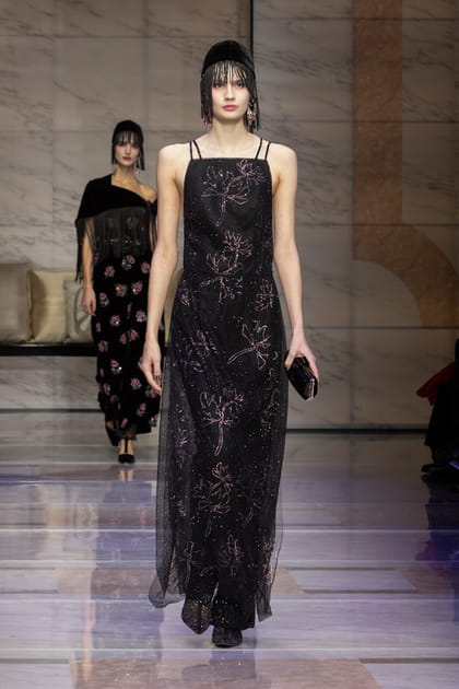 Robe noire transparente brod&eacute;e de strass aper&ccedil;ue sur le d&eacute;fil&eacute; Giorgio Armani