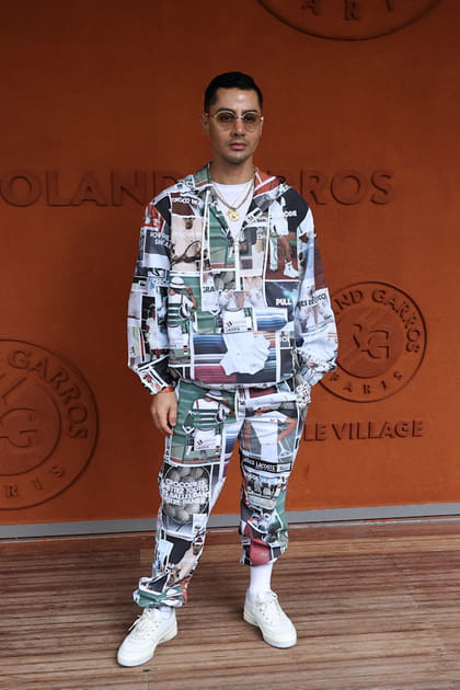 Djanis Bouzyani en ensemble imprim&eacute; et baskets blanches